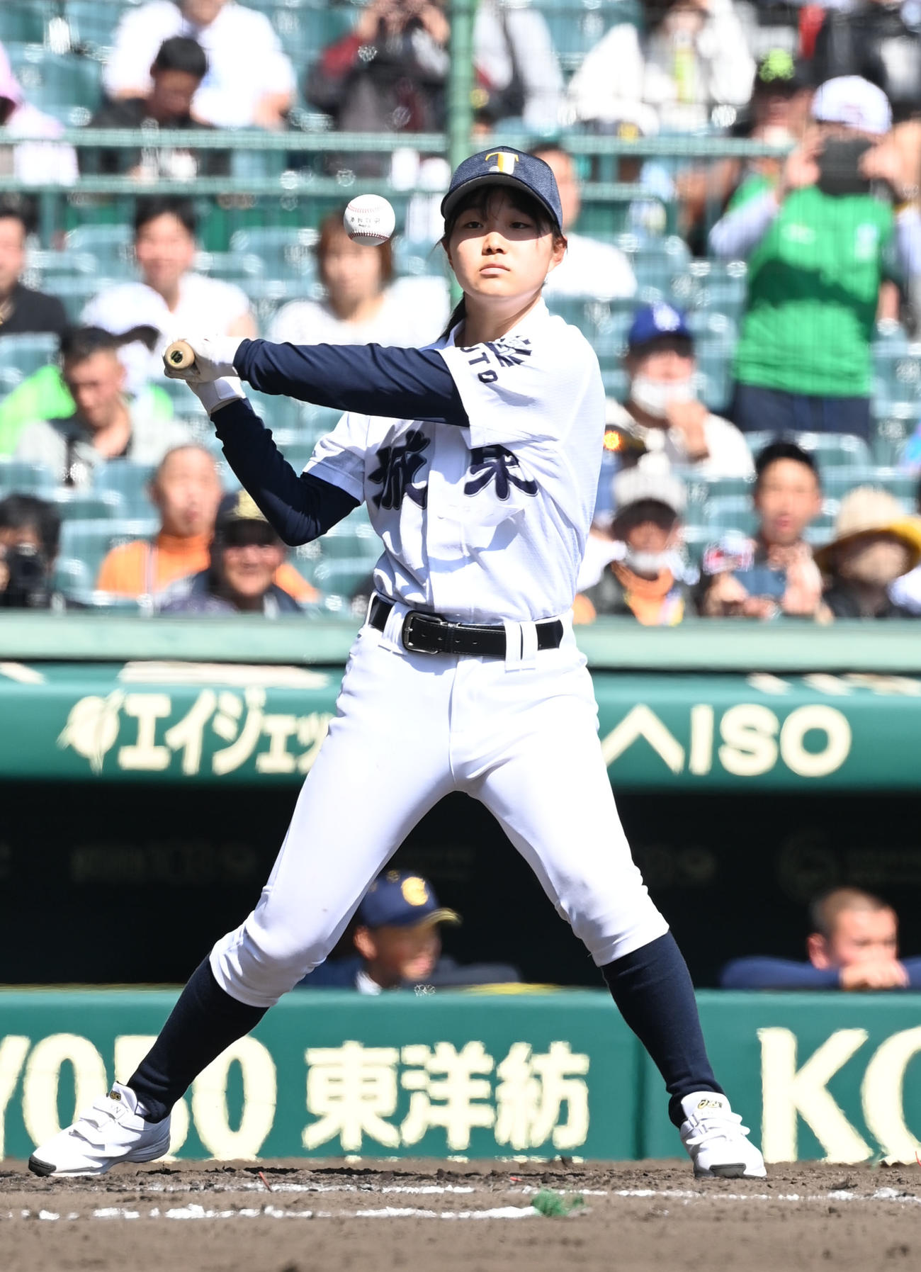 城東対東海大菅生　試合前、ナインにノックをする城東の永野マネジャー（撮影・和賀正仁）