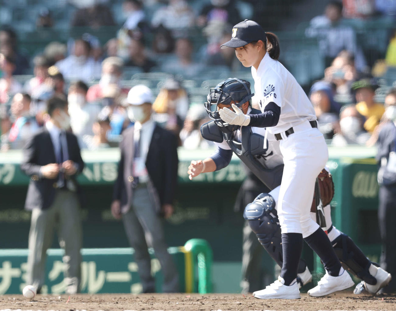 城東対東海大菅生　試合前ノックでボールを転がす城東・永野マネジャー（撮影・宮地輝）
