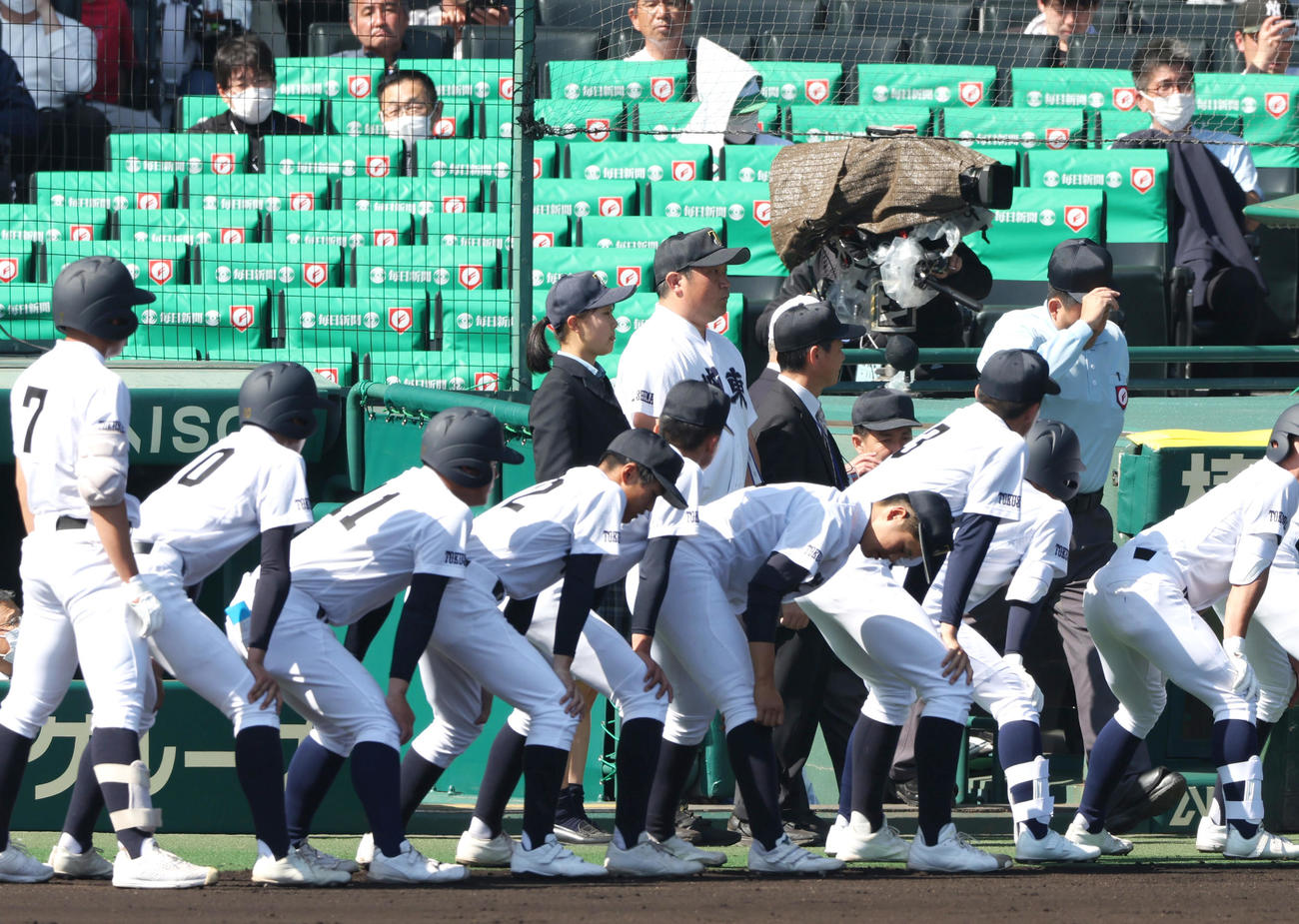 城東対東海大菅生　ノックを終えた城東の永野記録員（左から5人目）はユニホームから制服に着替えベンチ前に整列する（撮影・上山淳一）