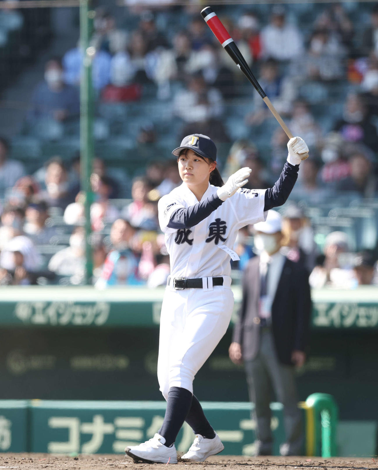 城東対東海大菅生　試合前ノックを打つ城東・永野マネジャー（撮影・宮地輝）