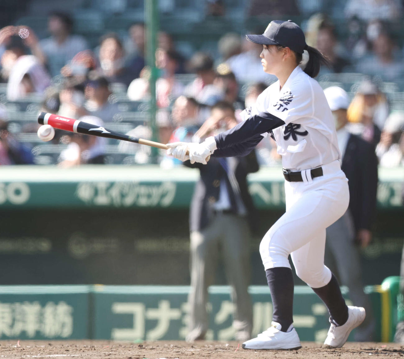 城東対東海大菅生　試合前ノックを打つ城東・永野マネジャー（撮影・宮地輝）