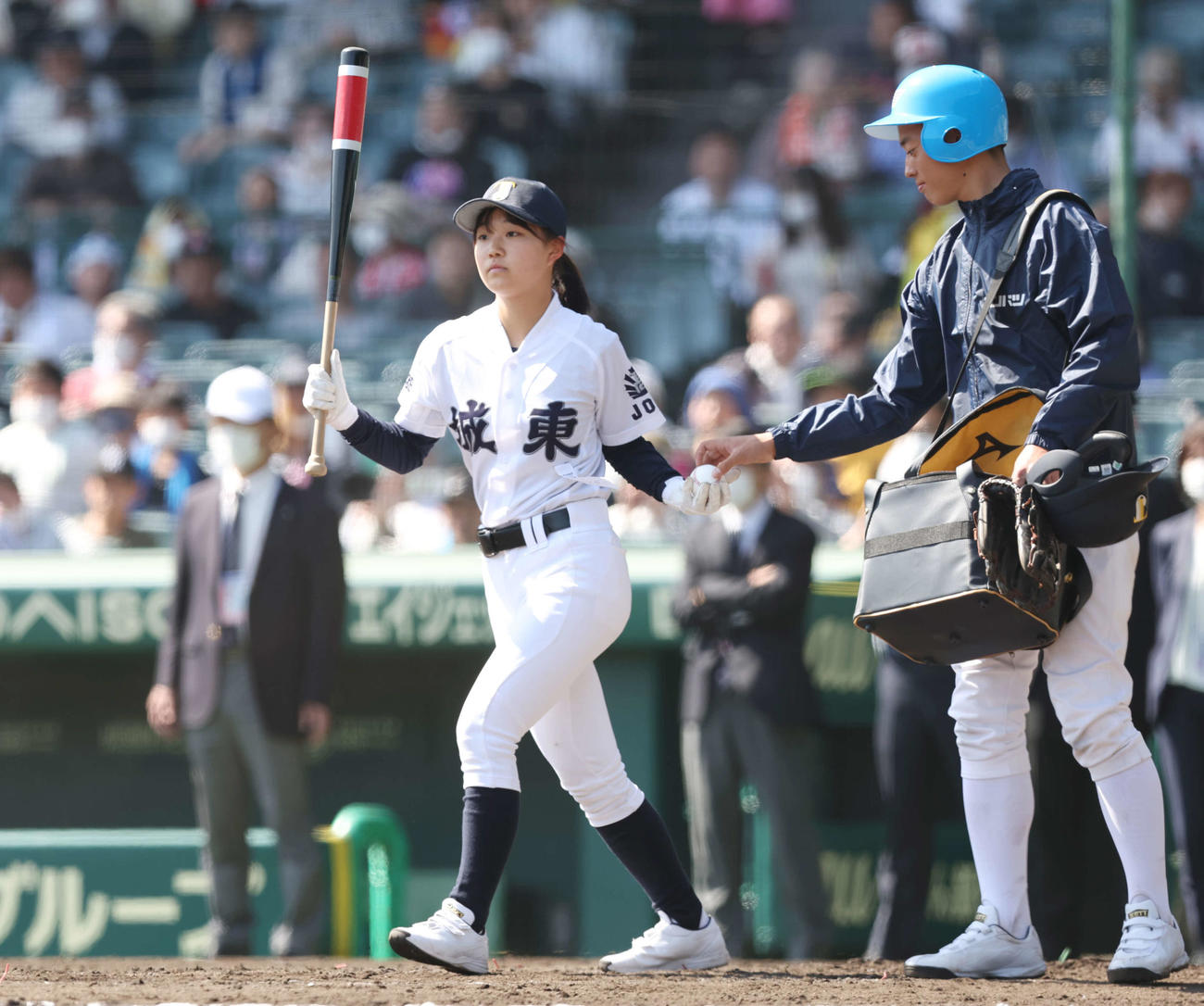 城東対東海大菅生　試合前ノックでボールを受け取る城東・永野マネジャー（左）（撮影・宮地輝）