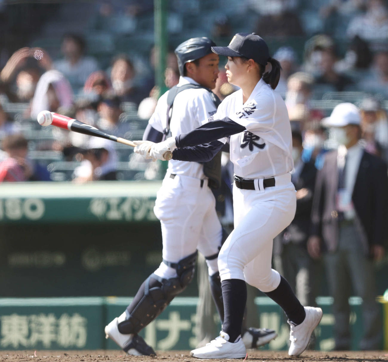 城東対東海大菅生　試合前ノックを打つ城東・永野マネジャー（撮影・宮地輝）