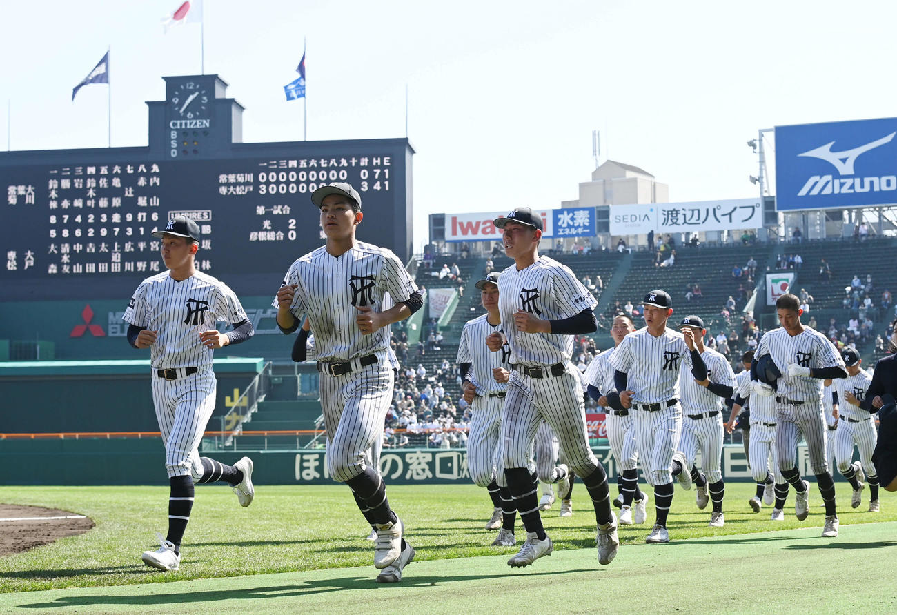 常葉大菊川対専大松戸　専大松戸に敗れ引き揚げる常葉大菊川ナイン（撮影・和賀正仁）