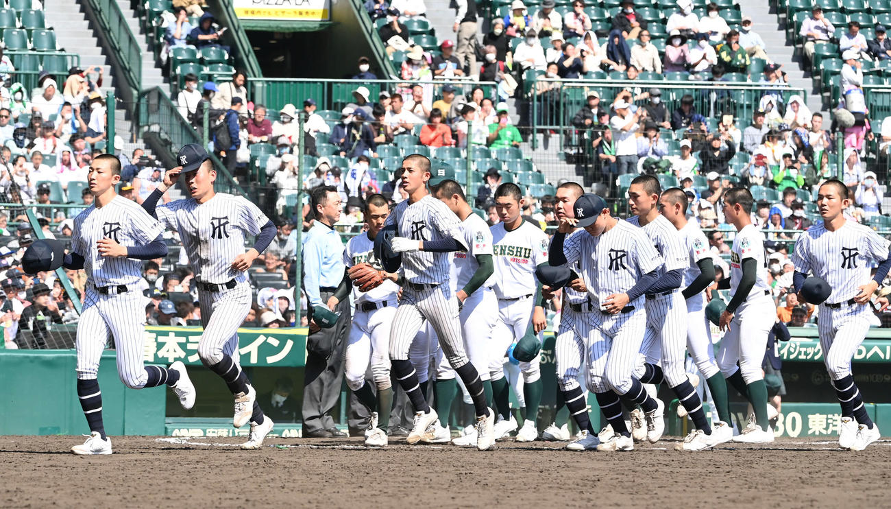 常葉大菊川対専大松戸　専大松戸に敗れ引き揚げる常葉大菊川ナイン（撮影・和賀正仁）
