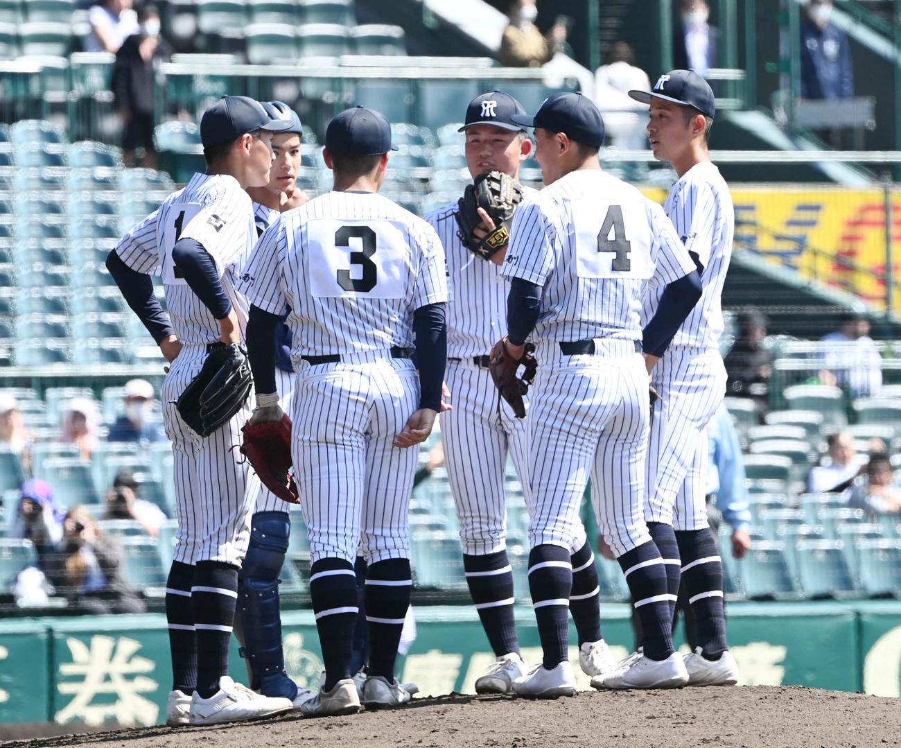 常葉大菊川対専大松戸　初回ピンチを迎え、マウンドに集まる常葉大菊川の内野陣（撮影・和賀正仁）