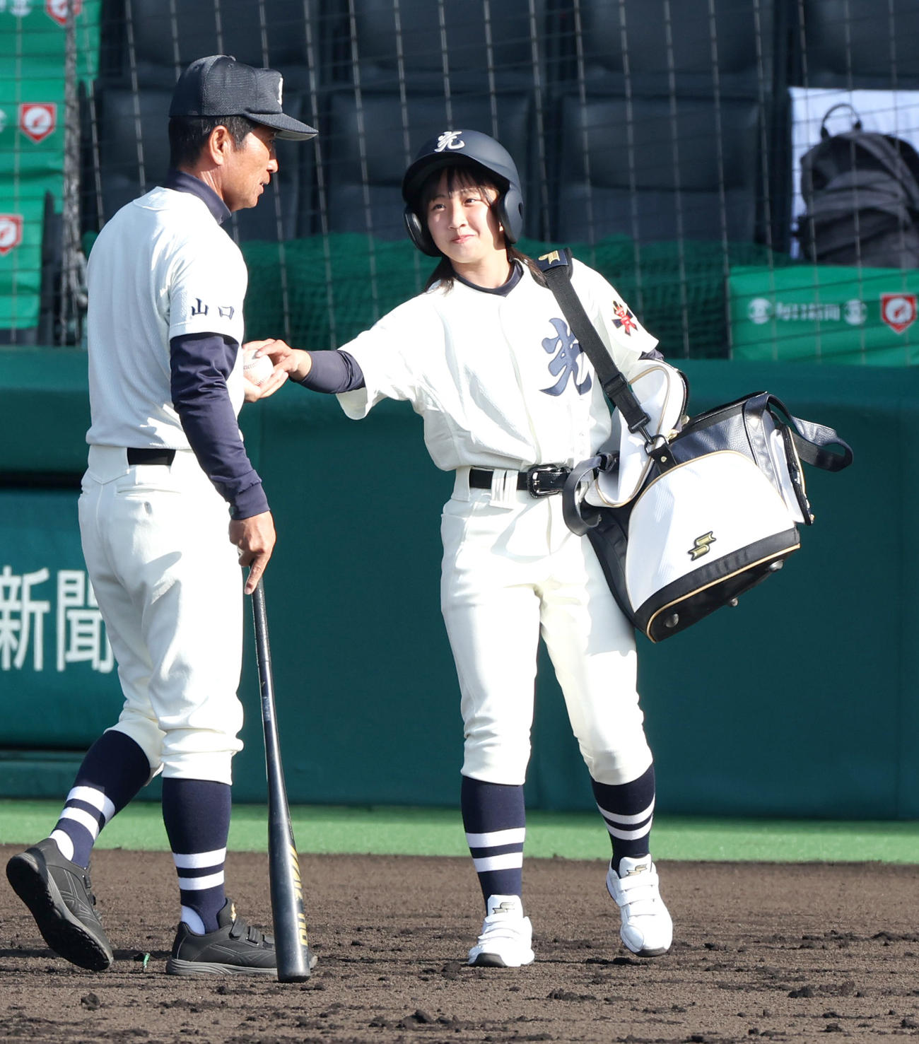 光対彦根総合　試合前のノックをする光の宮秋監督（左）にボールを渡す女子マネージャーの西原さくらさん（撮影・上山淳一）