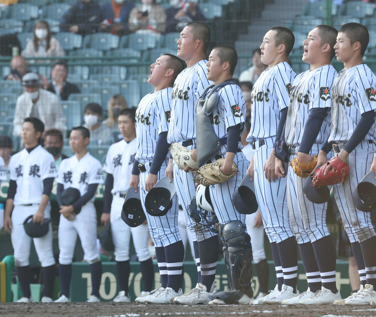城東対東海大菅生　勝利し、校歌斉唱する日当（左から2人目）ら東海大菅生の選手たち（撮影・宮地輝）