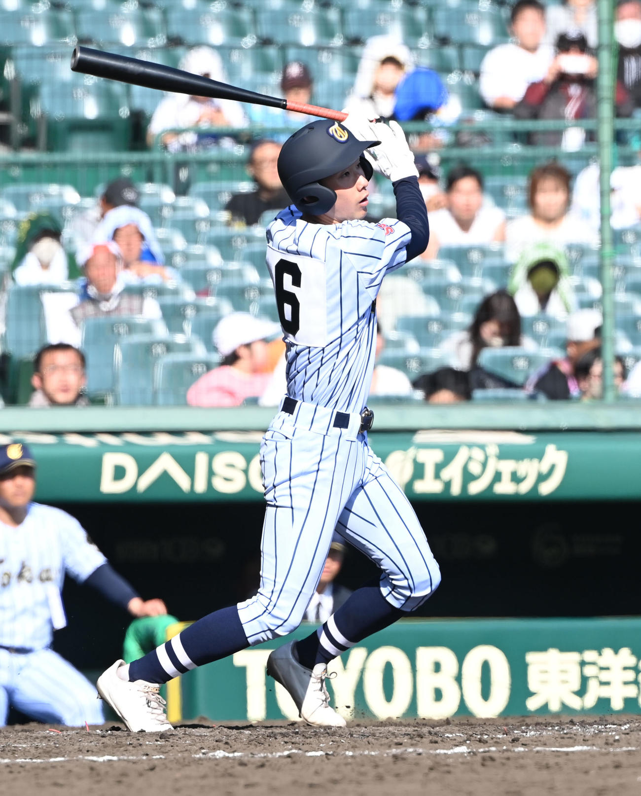 城東対東海大菅生　3回裏東海大菅生1死一、三塁、右犠飛を放つ門間（撮影・和賀正仁）