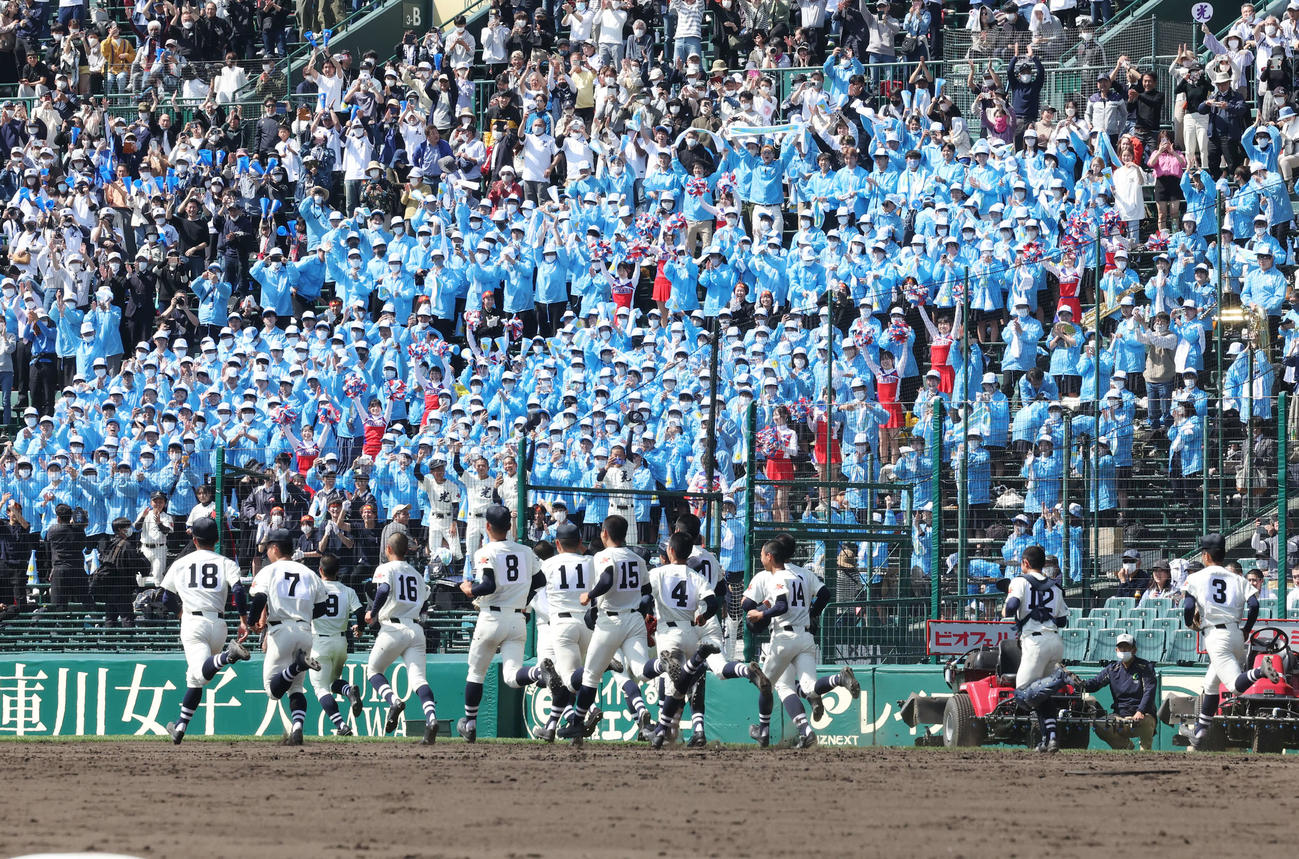 光対彦根総合　勝利し、応援席へ走る光ナイン（撮影・宮地輝）