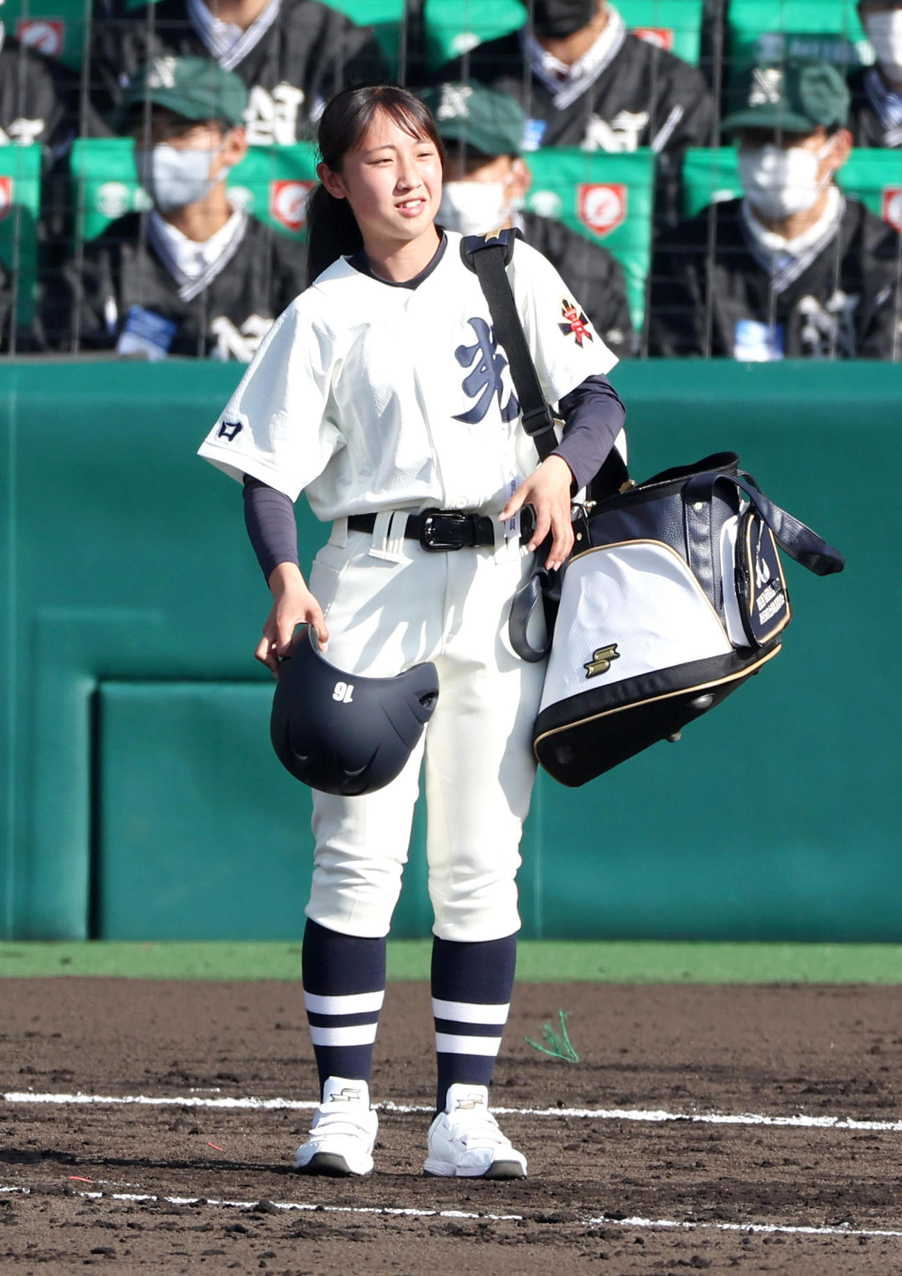 光対彦根総合　試合前のノックの補助を終え笑顔を見せる光の女子マネージャー西原さくらさん（撮影・上山淳一）