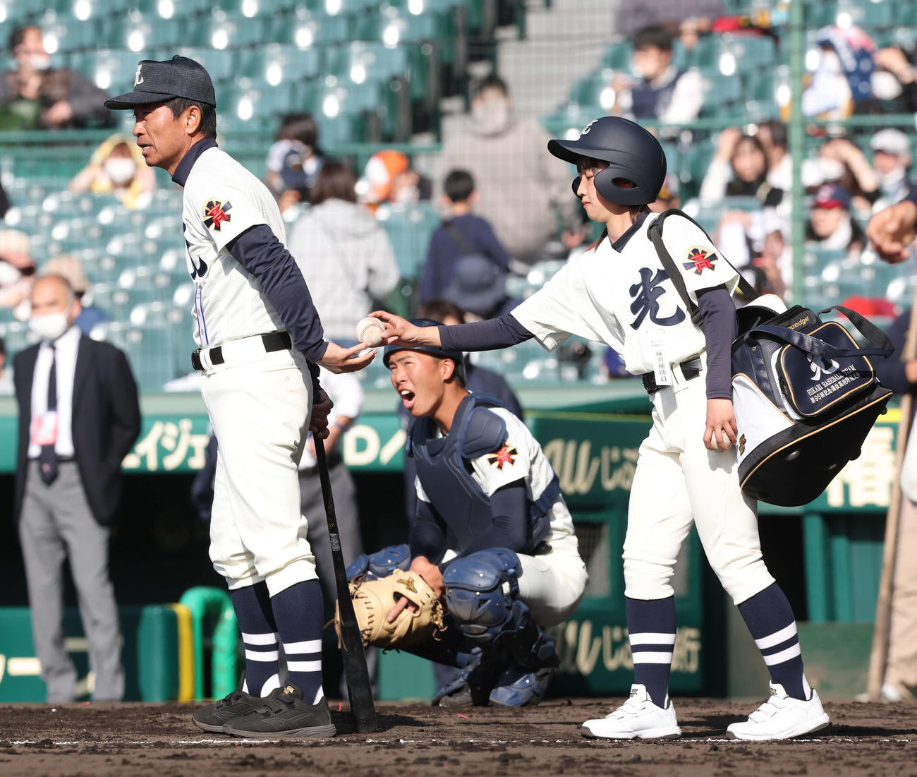 光対彦根総合　試合前ノックの補助を行う光・西原マネジャー（右）（撮影・宮地輝）
