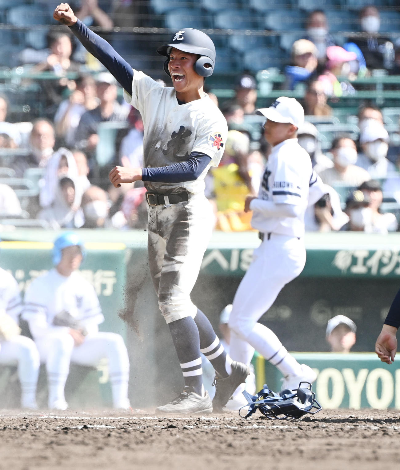 光対彦根総合　8回表光2死一、二塁、岡本の適時打で生還した奥村はガッツポーズ、右は彦根総合の野下（撮影・和賀正仁）