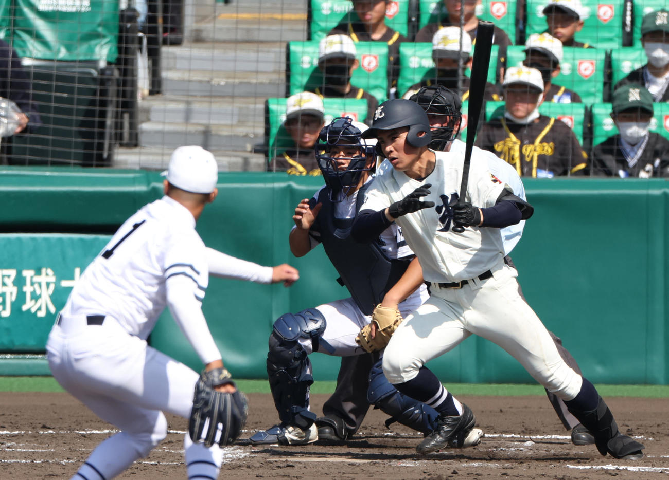 光対彦根総合　8回表光2死一、二塁、岡本は先制の右前適時打を放つ。投手野下（撮影・上山淳一）