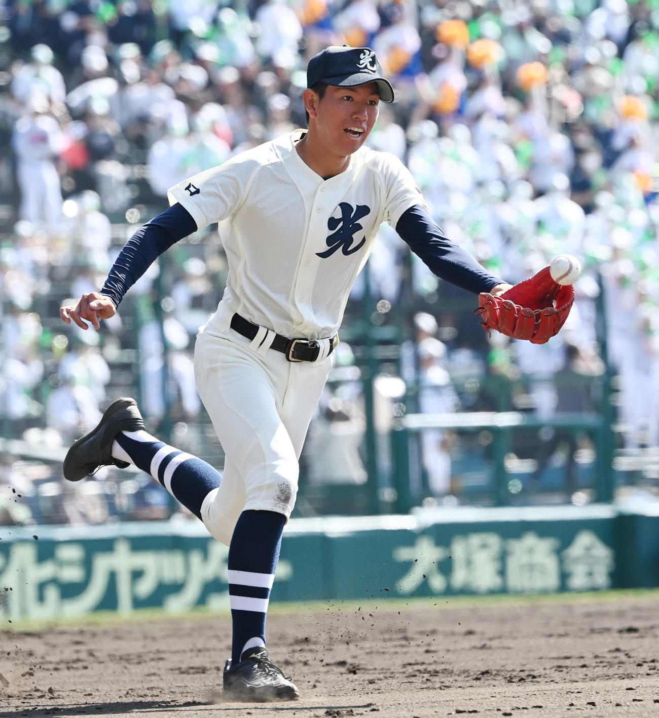 光対彦根総合　6回裏彦根総合無死、徳村のバントを華麗にさばく光の先発・升田（撮影・和賀正仁）