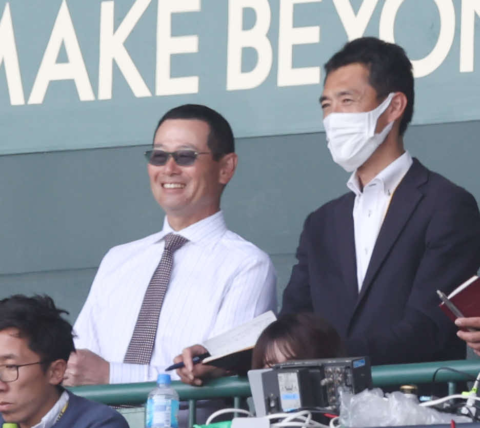 センバツの視察に訪れた巨人桑田ファーム総監督（左）（撮影・宮地輝）