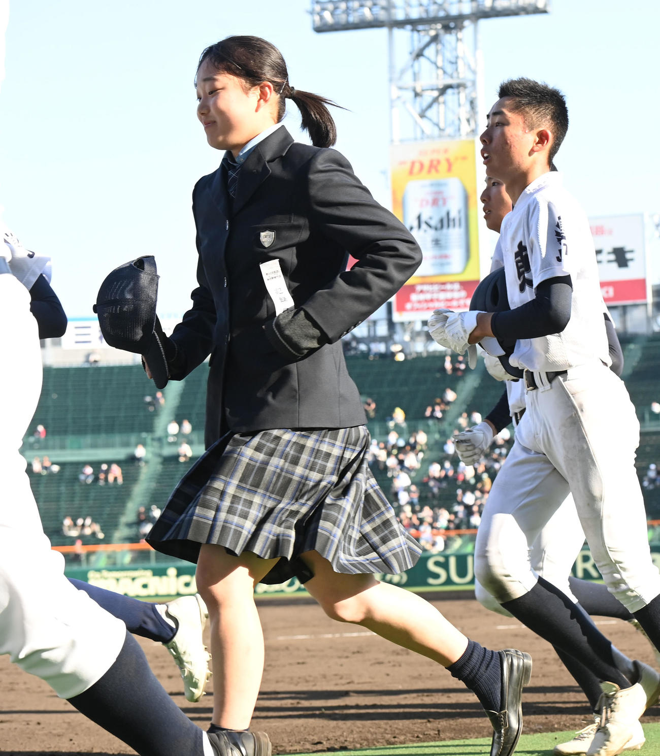 城東対東海大菅生　あいさつを終え引き揚げる城東の永野マネジャー（撮影・和賀正仁）