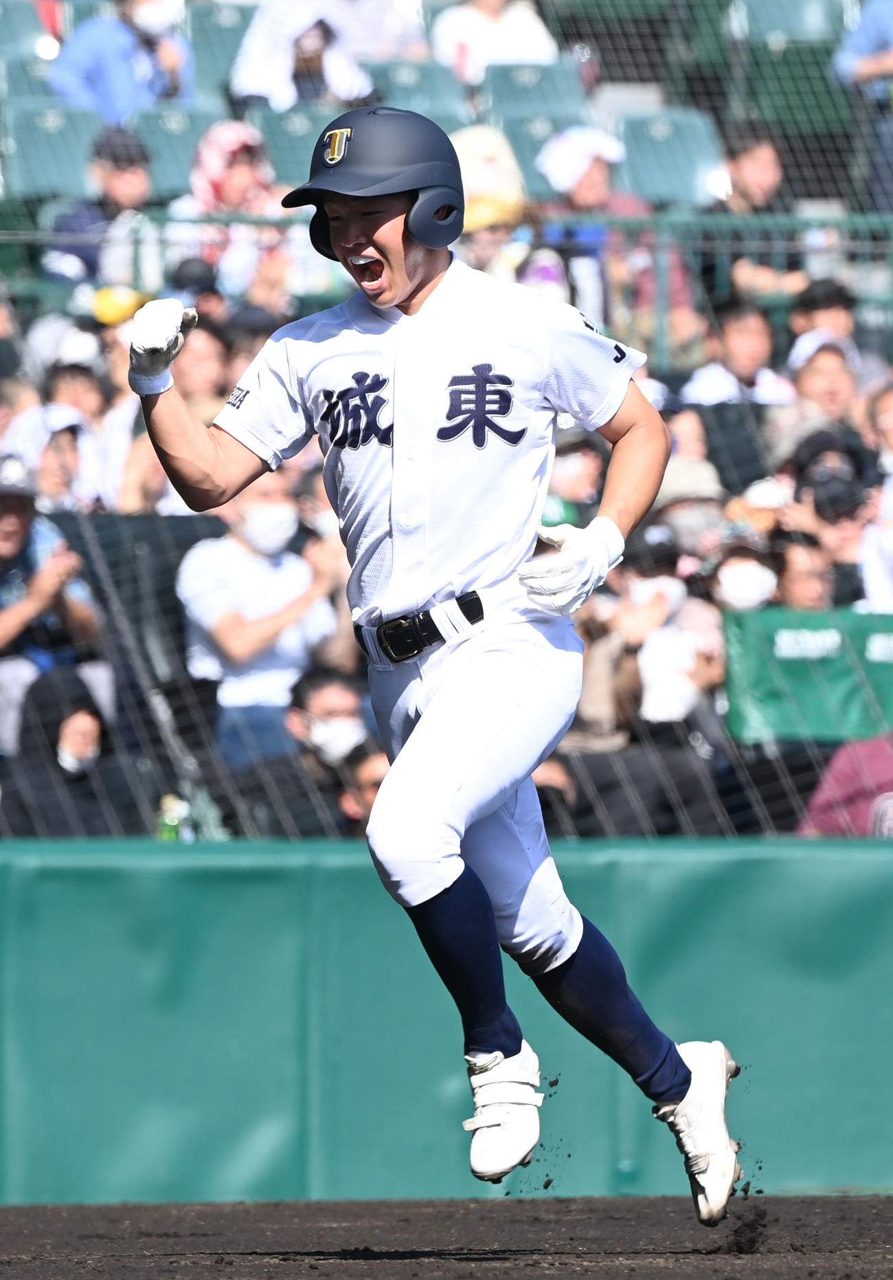 城東対東海大菅生　1回表1死一、三、岡一成の二ゴロで生還する三塁走者の吉田（撮影・和賀正仁）