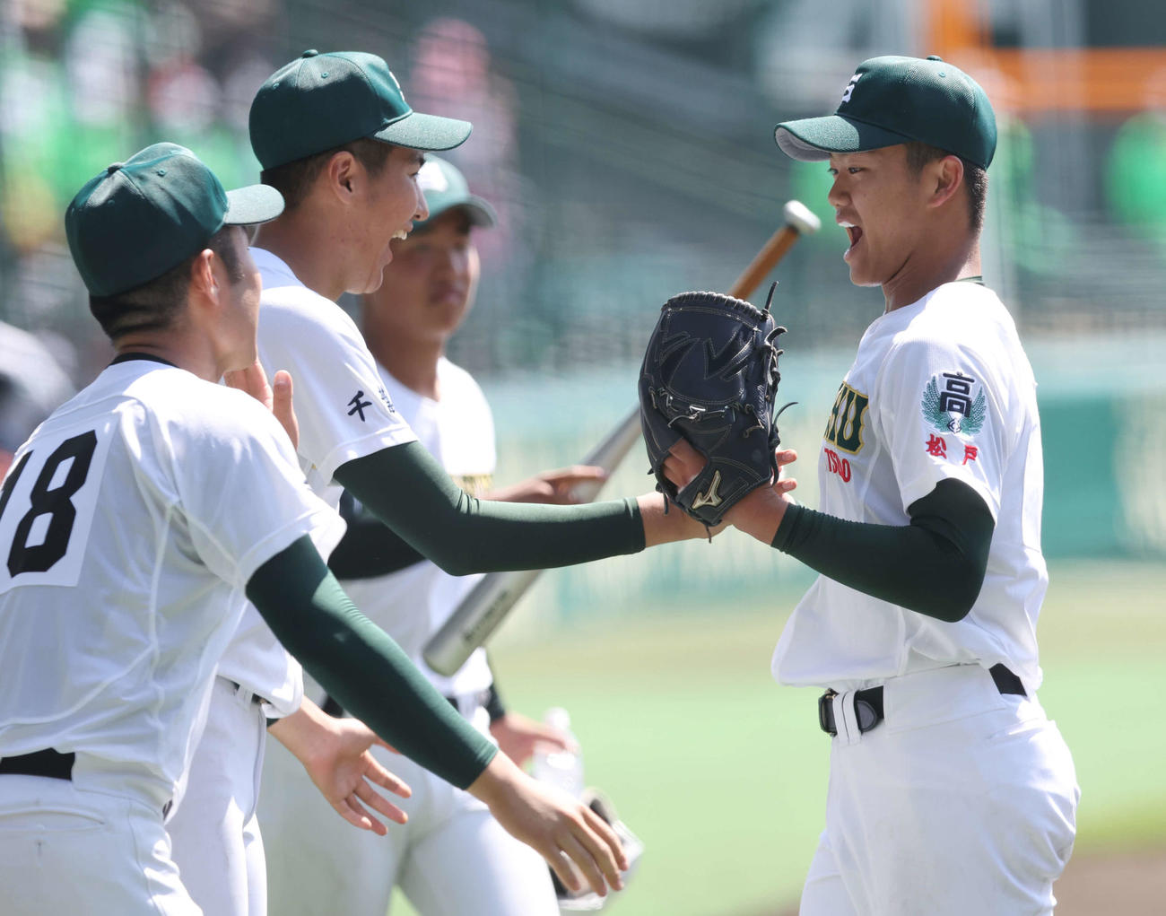 常葉大菊川対専大松戸　2回表常葉大菊川を抑え、笑顔で仲間に迎えられる平野（右）（撮影・宮地輝）