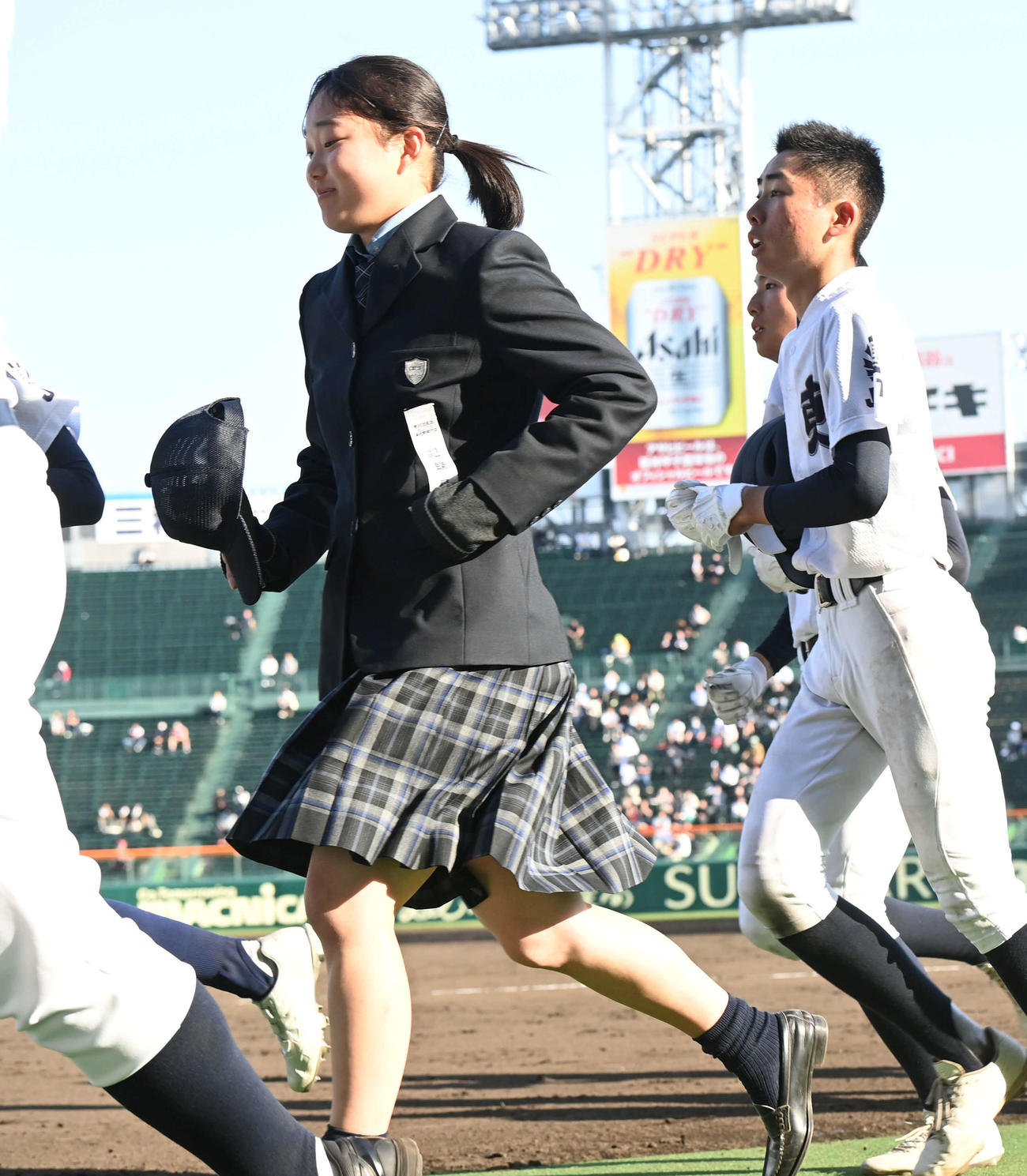 城東対東海大菅生　あいさつを終え引き揚げる城東の永野マネジャー（撮影・和賀正仁）
