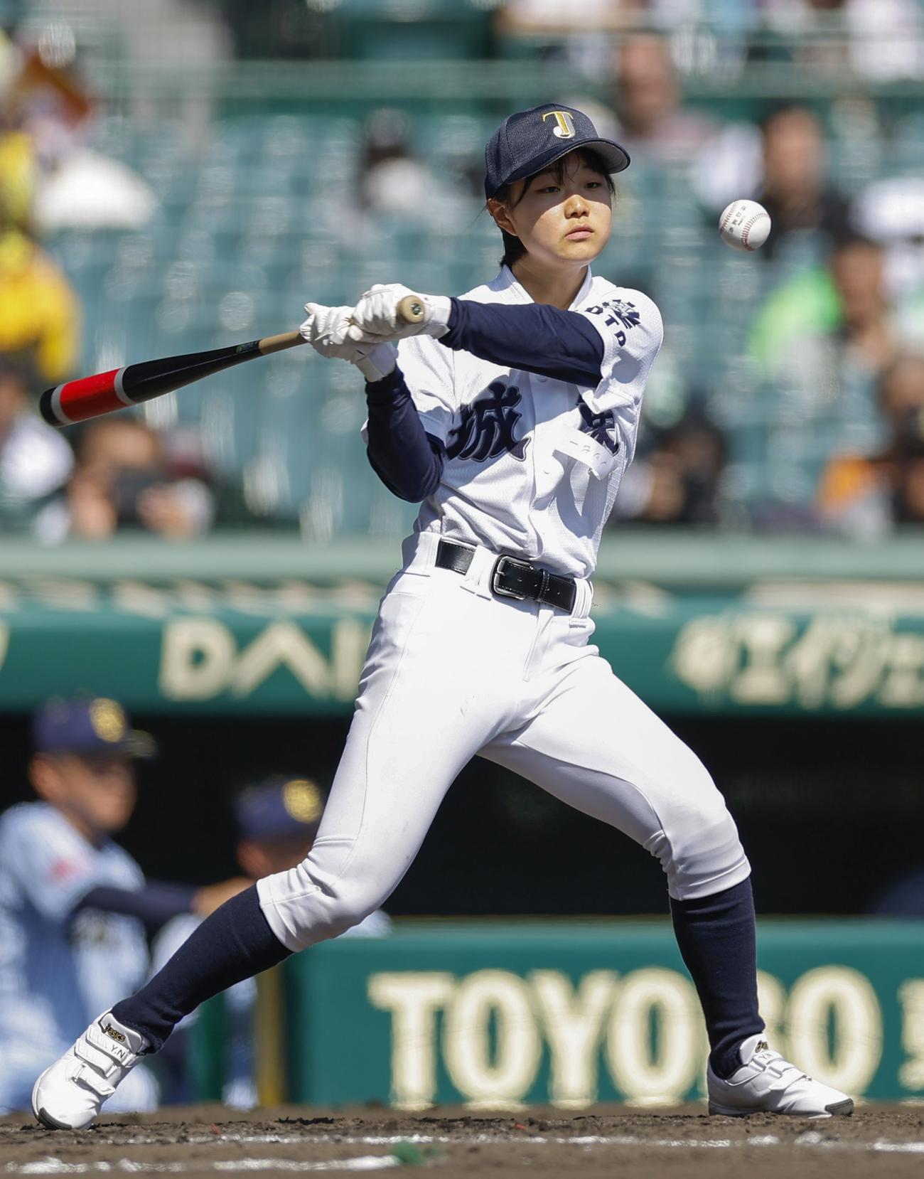 東海大菅生戦を前にノックする城東の女子マネジャー永野悠菜さん（共同）
