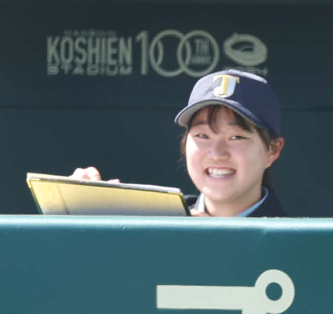 城東対東海大菅生　笑顔の城東・永野マネジャー（撮影・宮地輝）