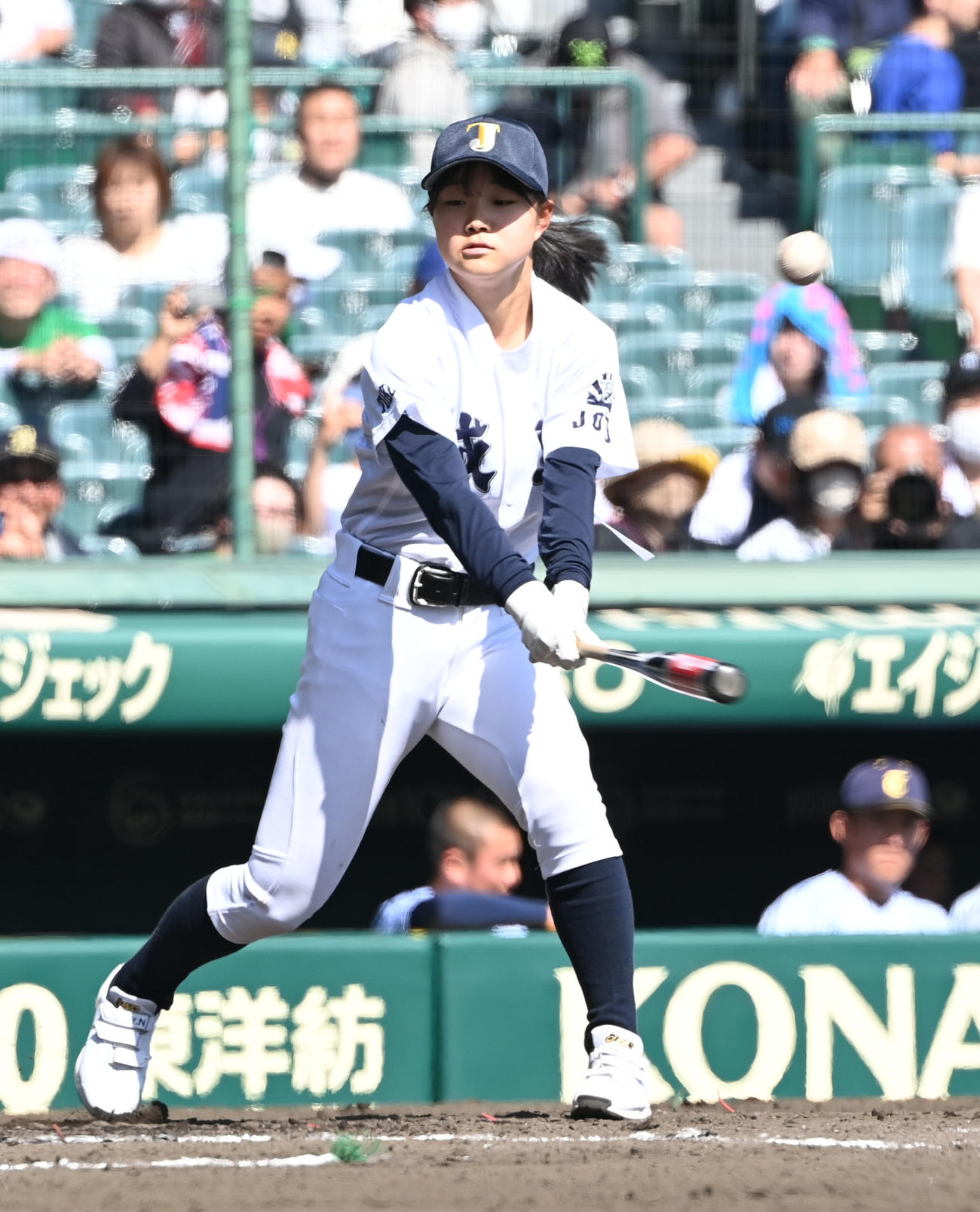 城東対東海大菅生　試合前、ナインにノックをする城東の永野マネジャー（撮影・和賀正仁）