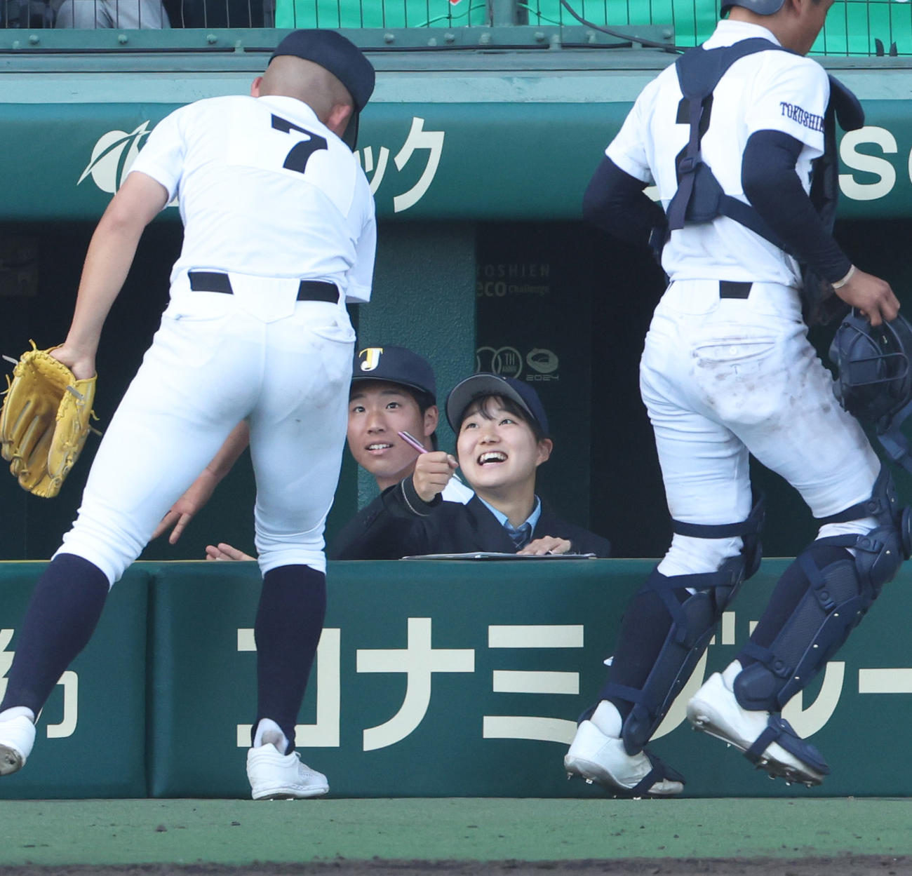 城東対東海大菅生　城東記録員の永野マネジャー（左から3人目）は6回の守備を終えたナインを笑顔で出迎える（撮影・上山淳一）