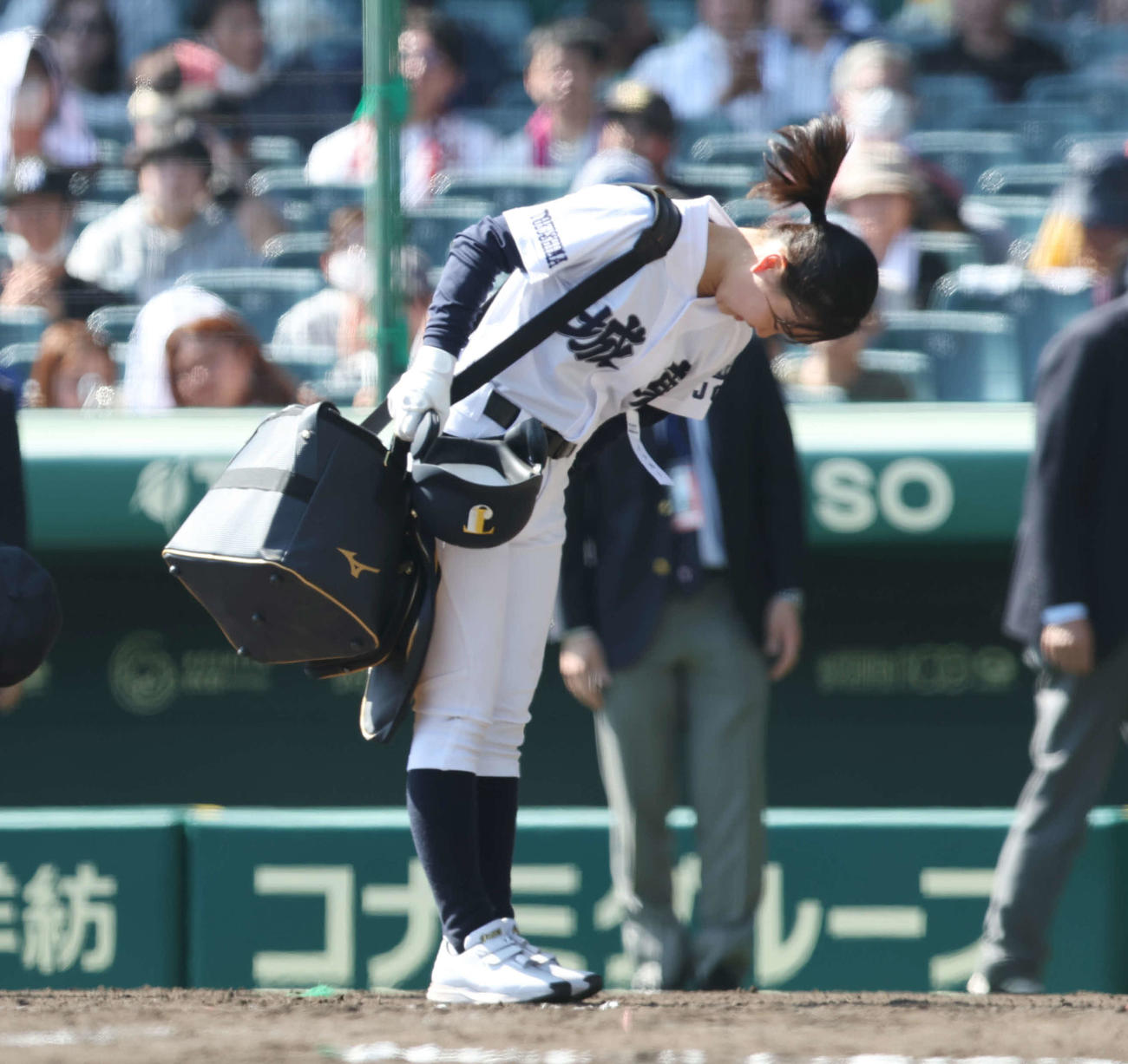 城東対東海大菅生　試合前ノックを終え、一礼する城東・永野マネジャー（撮影・宮地輝）