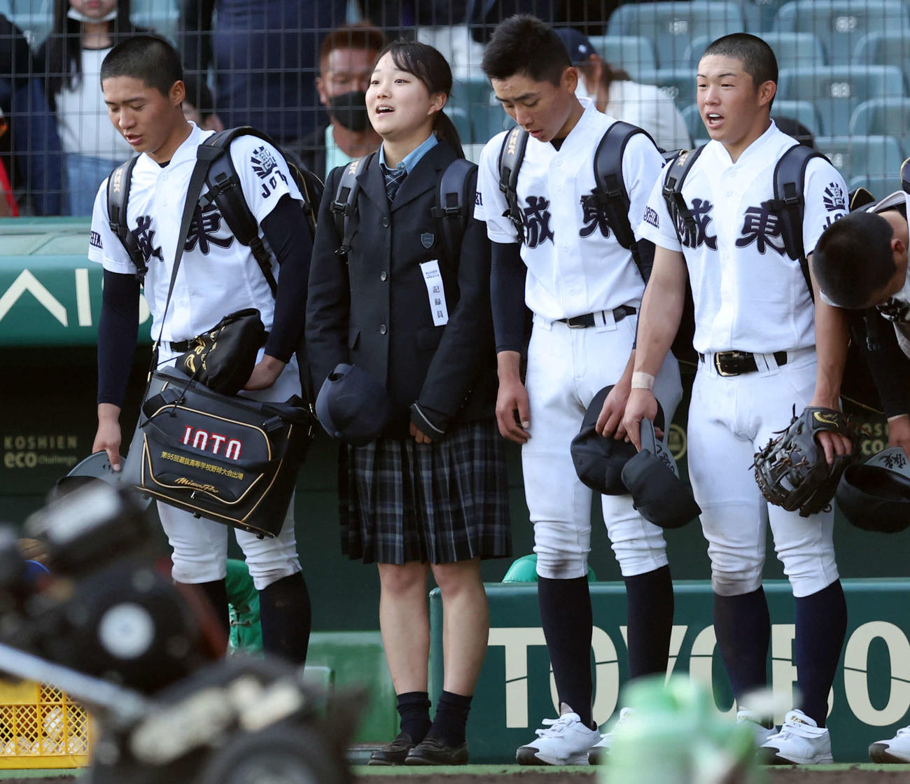 城東対東海大菅生　選手たちとあいさつして甲子園球場を後にする城東・永野マネジャー（左から2人目）（撮影・宮地輝）