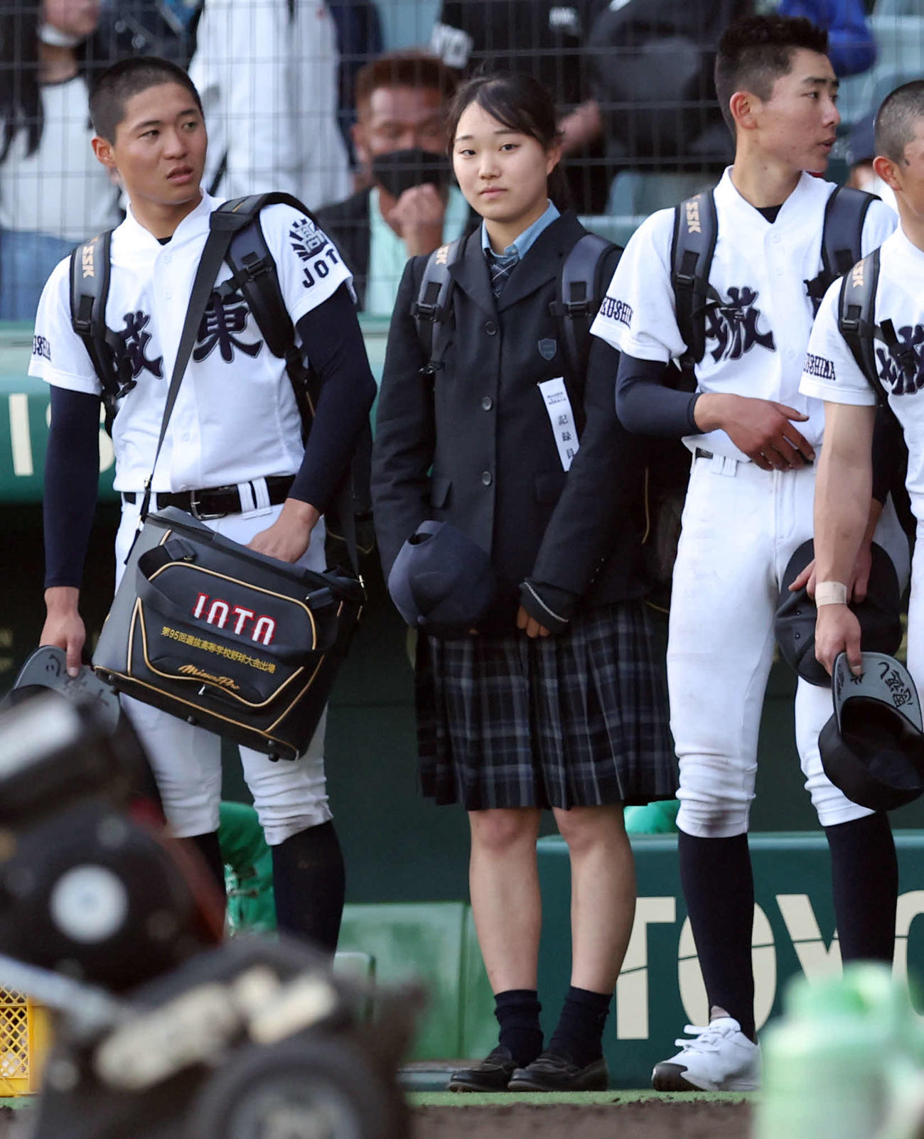 城東対東海大菅生　選手たちと整列する城東・永野マネジャー（中央）（撮影・宮地輝）