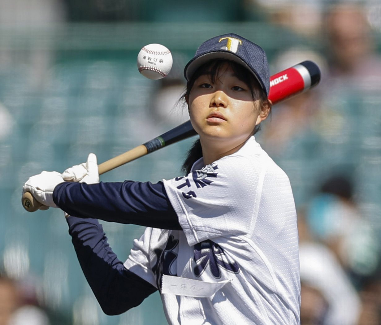 東海大菅生戦を前にノックする城東の女子マネジャー永野悠菜さん（共同）