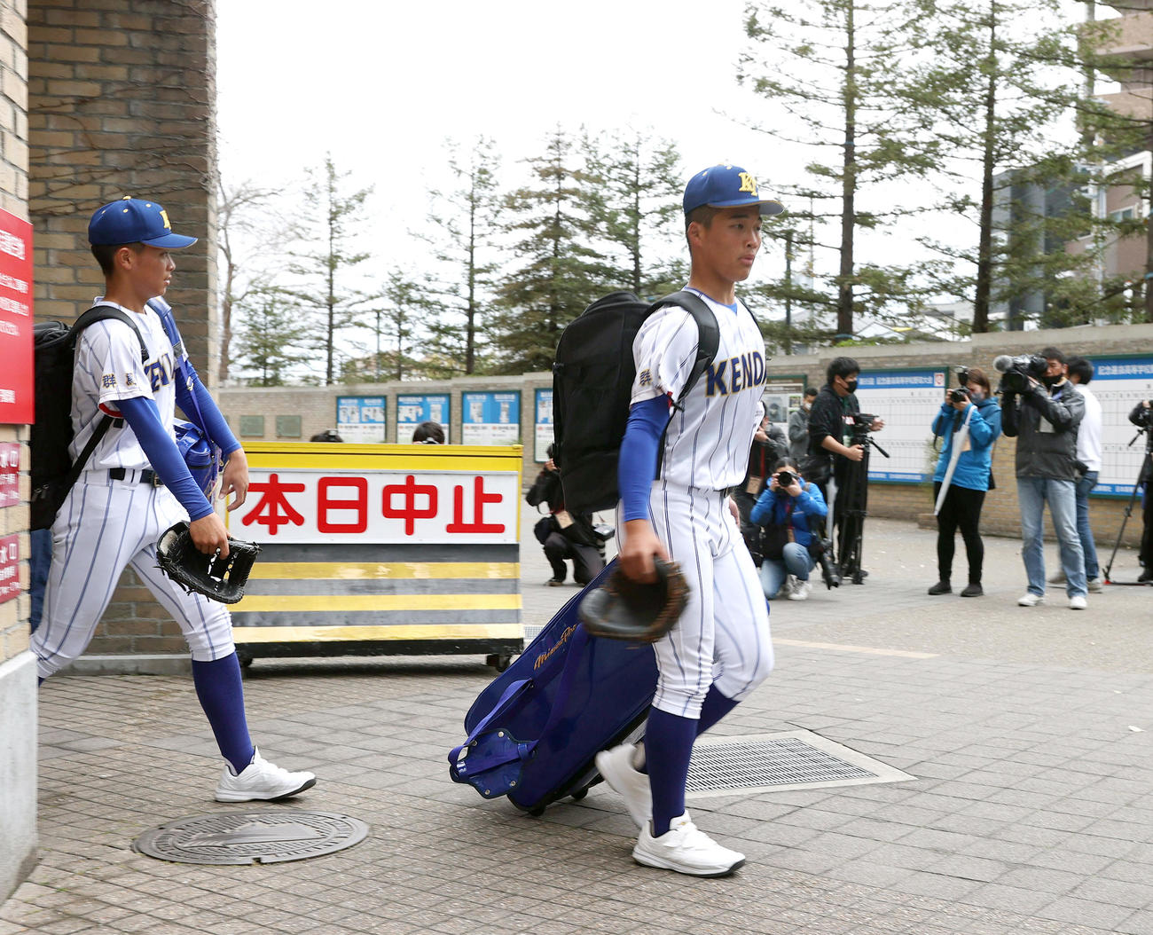 中止となり甲子園球場を出る高崎健康福祉大高崎の選手ら（撮影・上山淳一）