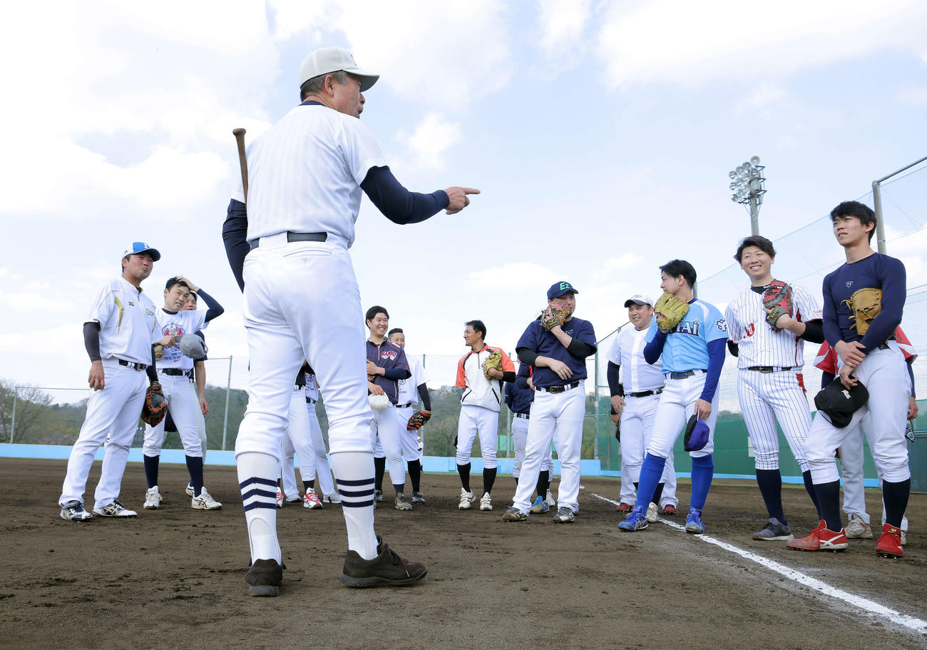 集まったOBと言葉を交わす日大三・小倉監督（撮影・河田真司）