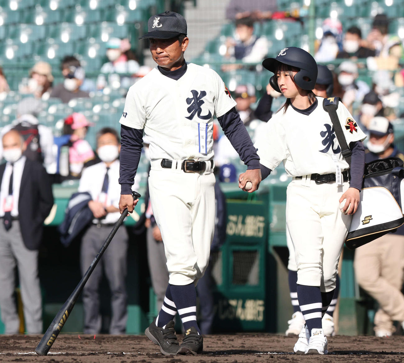 光対彦根総合　試合前ノックで宮秋監督（左）の補助を行う光・西原マネジャー（撮影・宮地輝）
