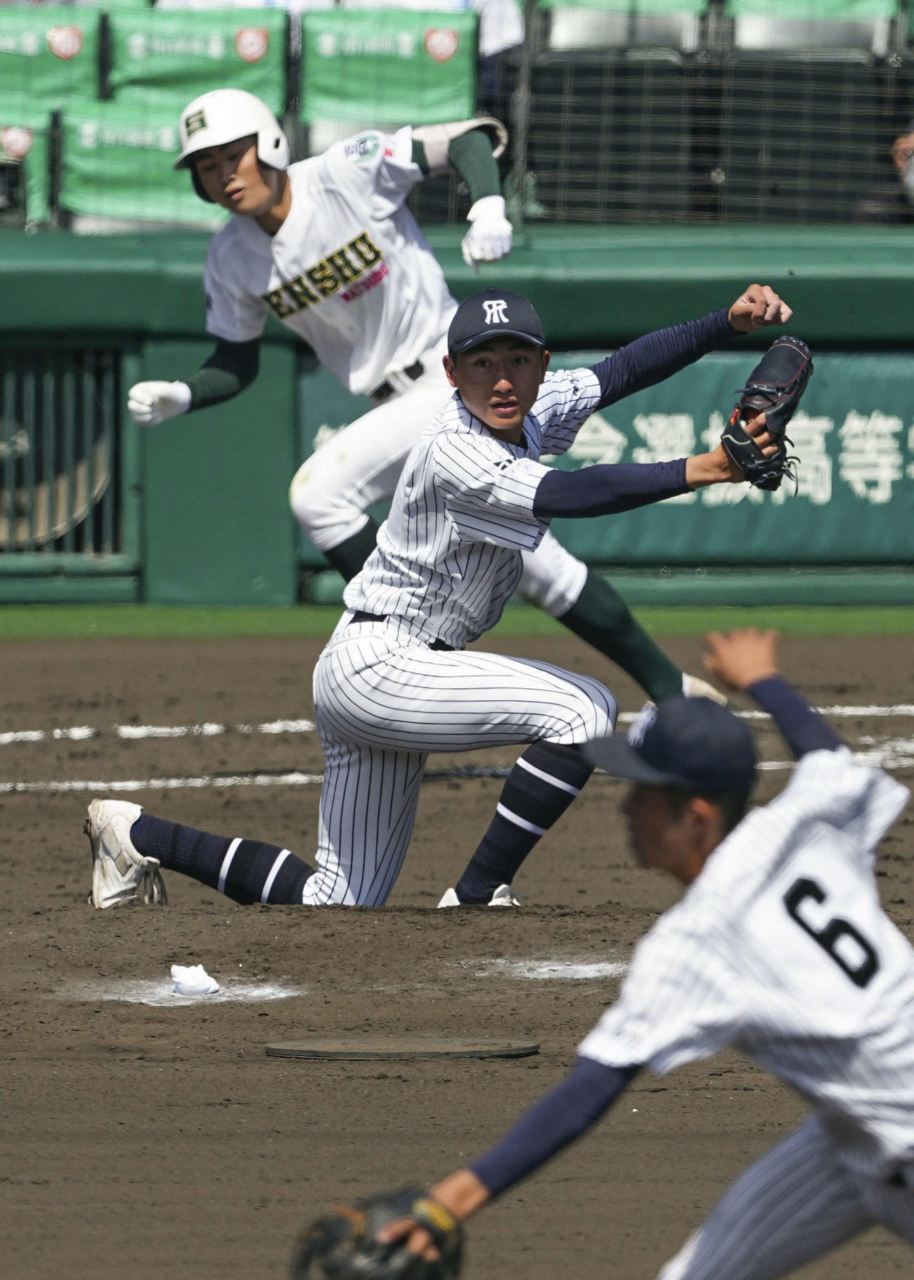 常葉大菊川－専大松戸　1回裏専大松戸1死満塁、太田（奥）に先制2点打を許した常葉大菊川先発の久保。手前は遊撃手内山