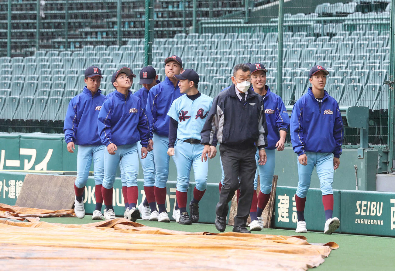天候不良で中止となり、甲子園球場を見渡す氷見の選手たち（撮影・宮地輝）