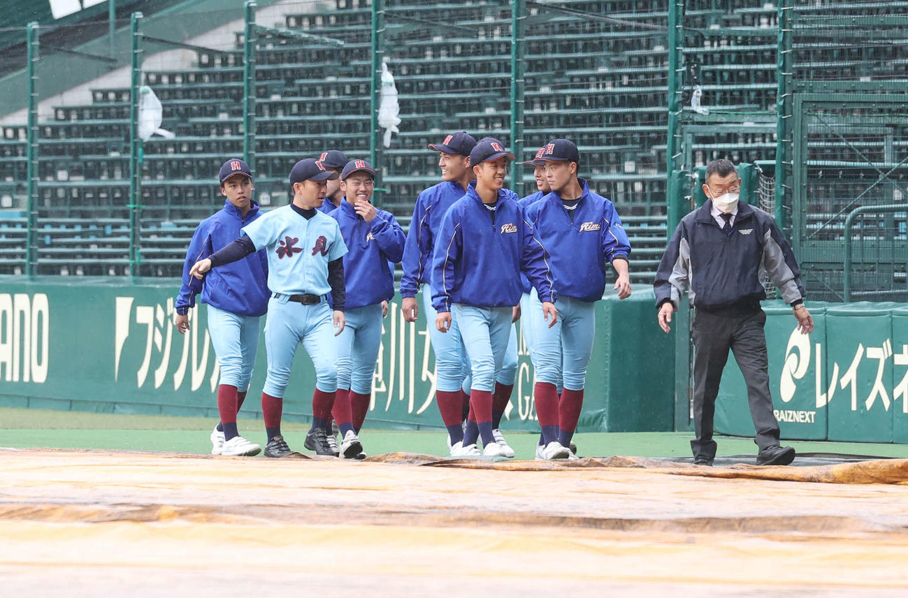 天候不良で中止となり、甲子園球場の案内を受けた氷見の選手たち（撮影・宮地輝）