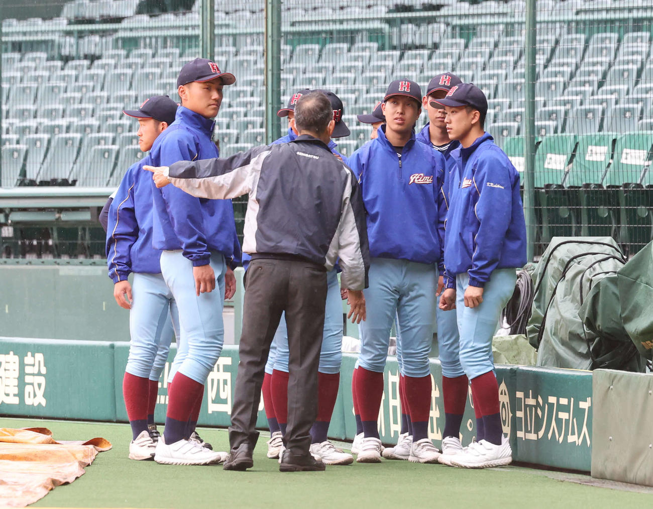 天候不良で中止となり、甲子園球場の案内を受ける氷見の選手たち（撮影・宮地輝）