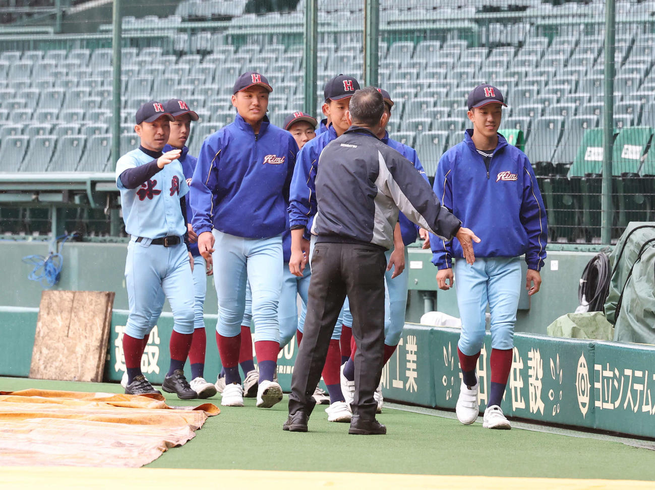 天候不良で中止となり、甲子園球場の案内を受ける氷見の選手たち（撮影・宮地輝）