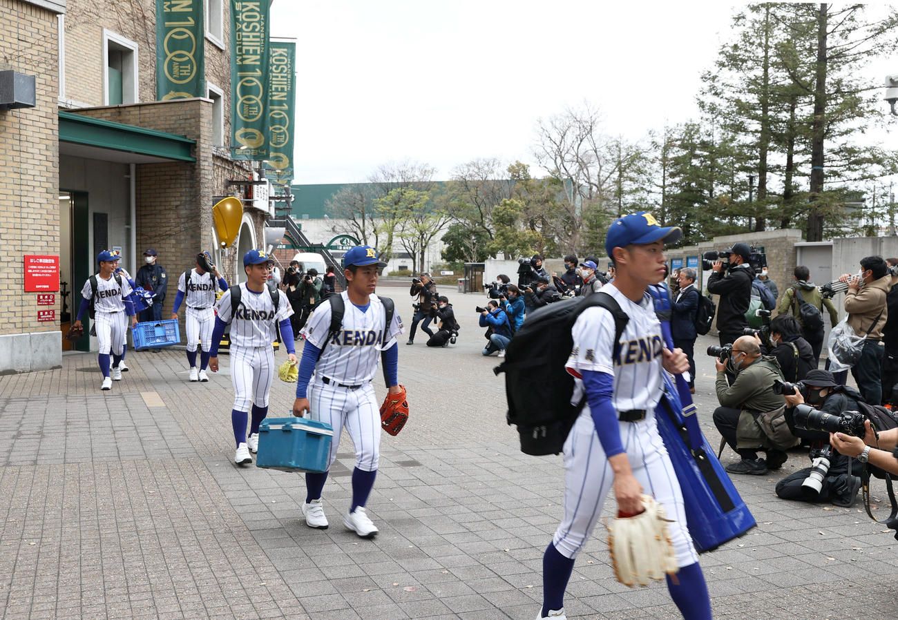 中止となり甲子園球場を出る高崎健康福祉大高崎の選手ら（撮影・上山淳一）