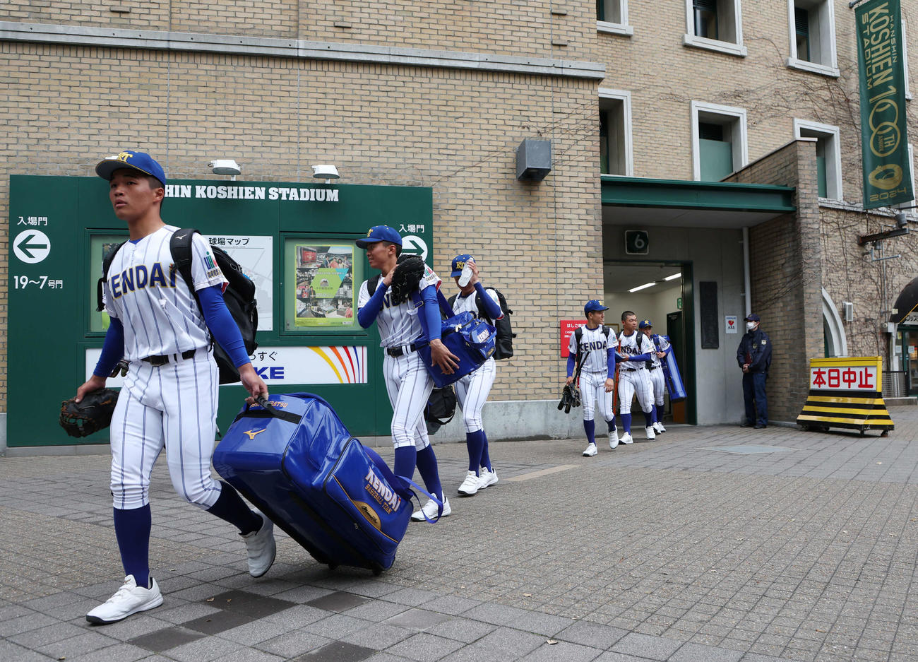 センバツ高校野球大会6日目、天候不良で中止となり、甲子園球場を後にする高崎健康福祉大高崎の選手たち（撮影・宮地輝）