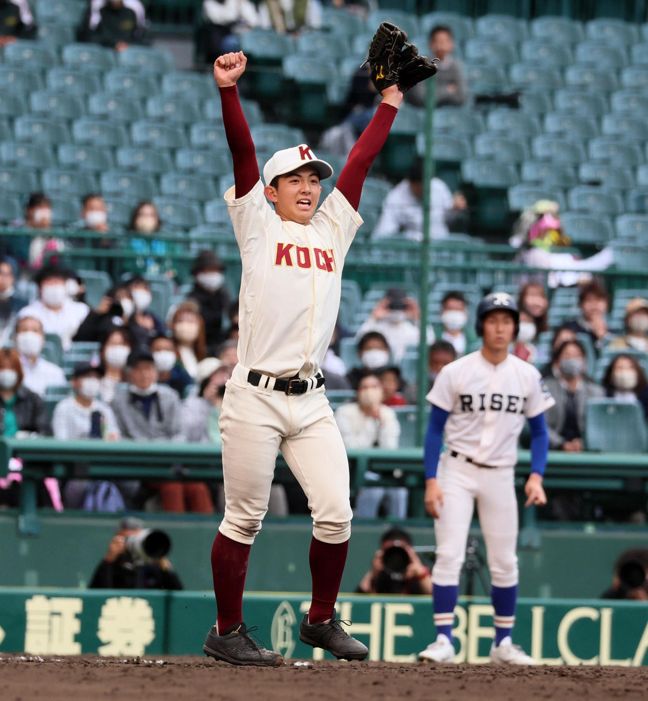 履正社対高知　9回表履正社2死一、二塁、辻井は坂根葉を三飛に仕留め両手を上げてガッツポーズを見せる（撮影・加藤哉）