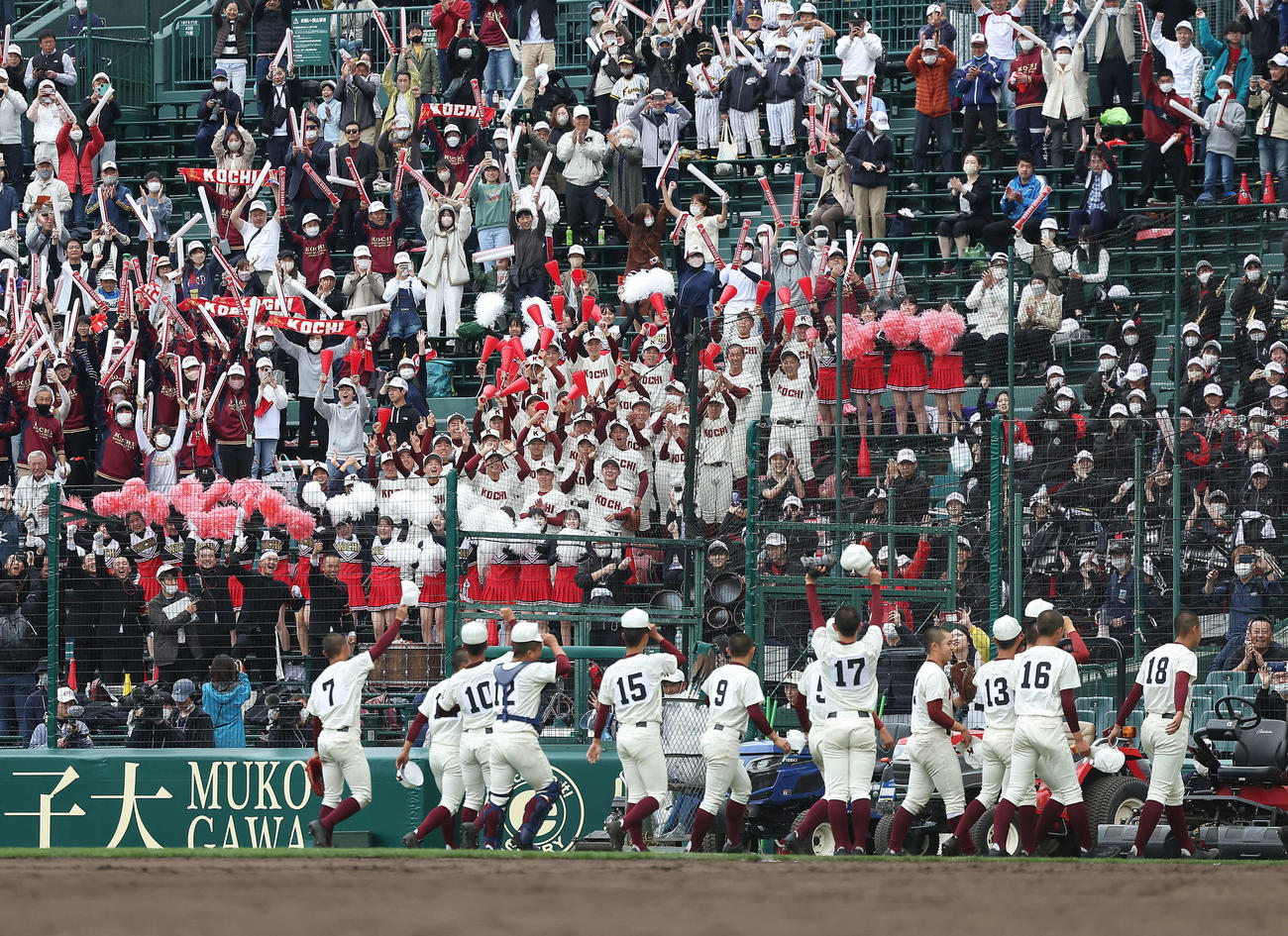 履正社対高知　履正社に勝利し、観客席にあいさつする高知ナイン（撮影・河田真司）