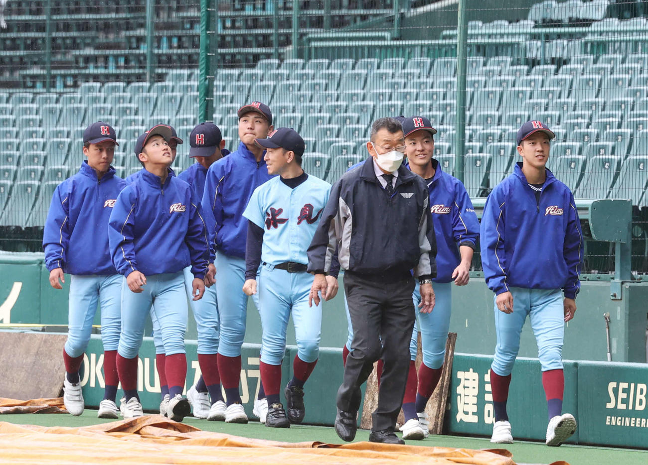 3月23日、天候不良で中止となり、甲子園球場を見渡す氷見の選手たち（撮影・宮地輝）