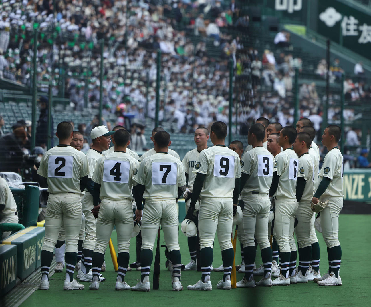 報徳学園対高崎健康福祉大高崎　試合前、円陣を組む報徳学園ナイン（撮影・河田真司）