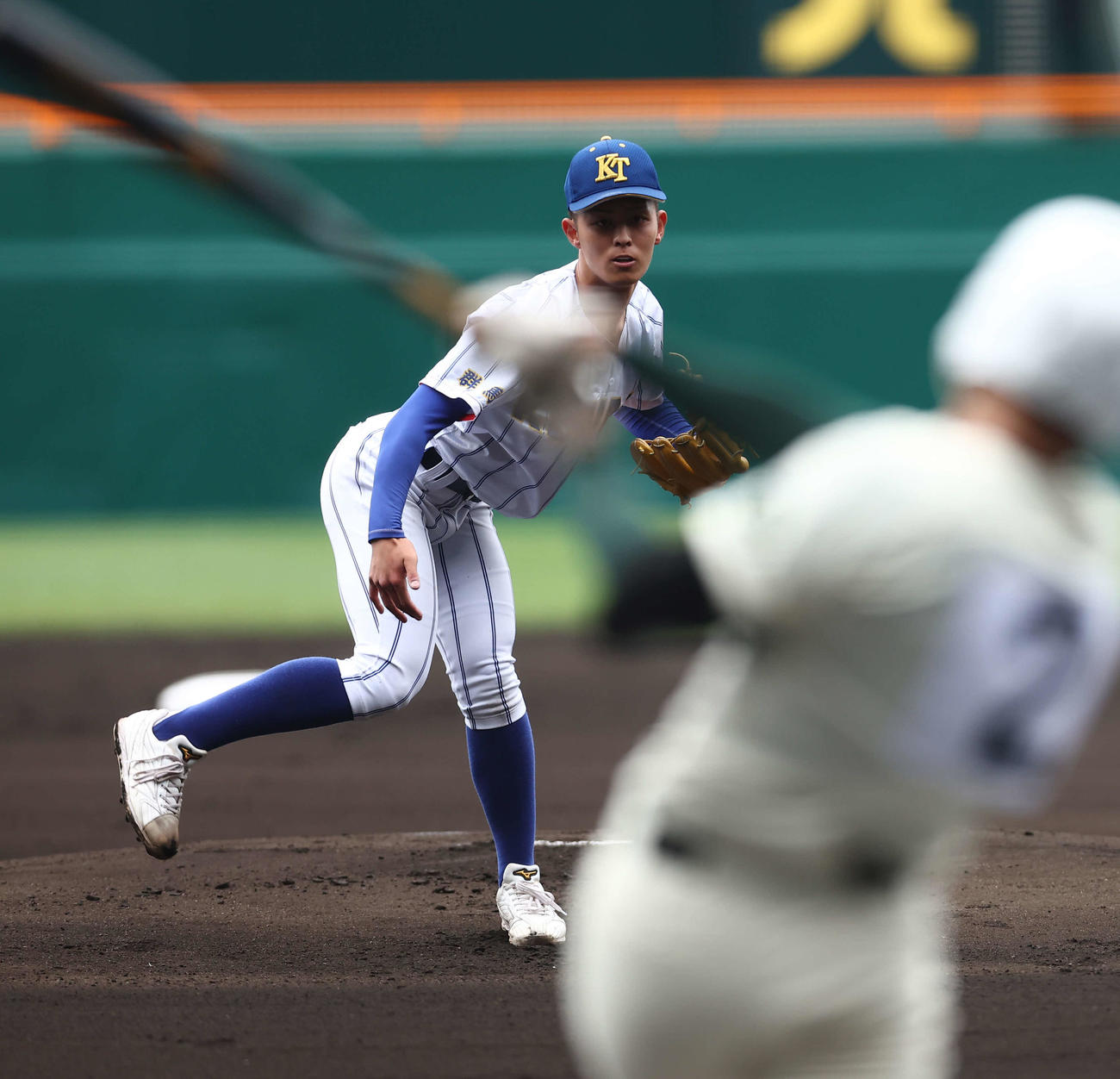 報徳学園対高崎健康福祉大高崎　1回表報徳学園2死、堀柊那を二ゴロに抑える高崎健康福祉大高崎・小玉（撮影・河田真司）