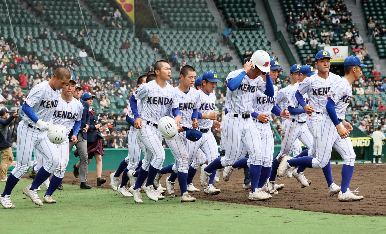 報徳学園対高崎健康福祉大高崎　報徳学園に敗れアルプススタンドへあいさつに向かう高崎健康福祉大高崎ナイン（撮影・加藤哉）
