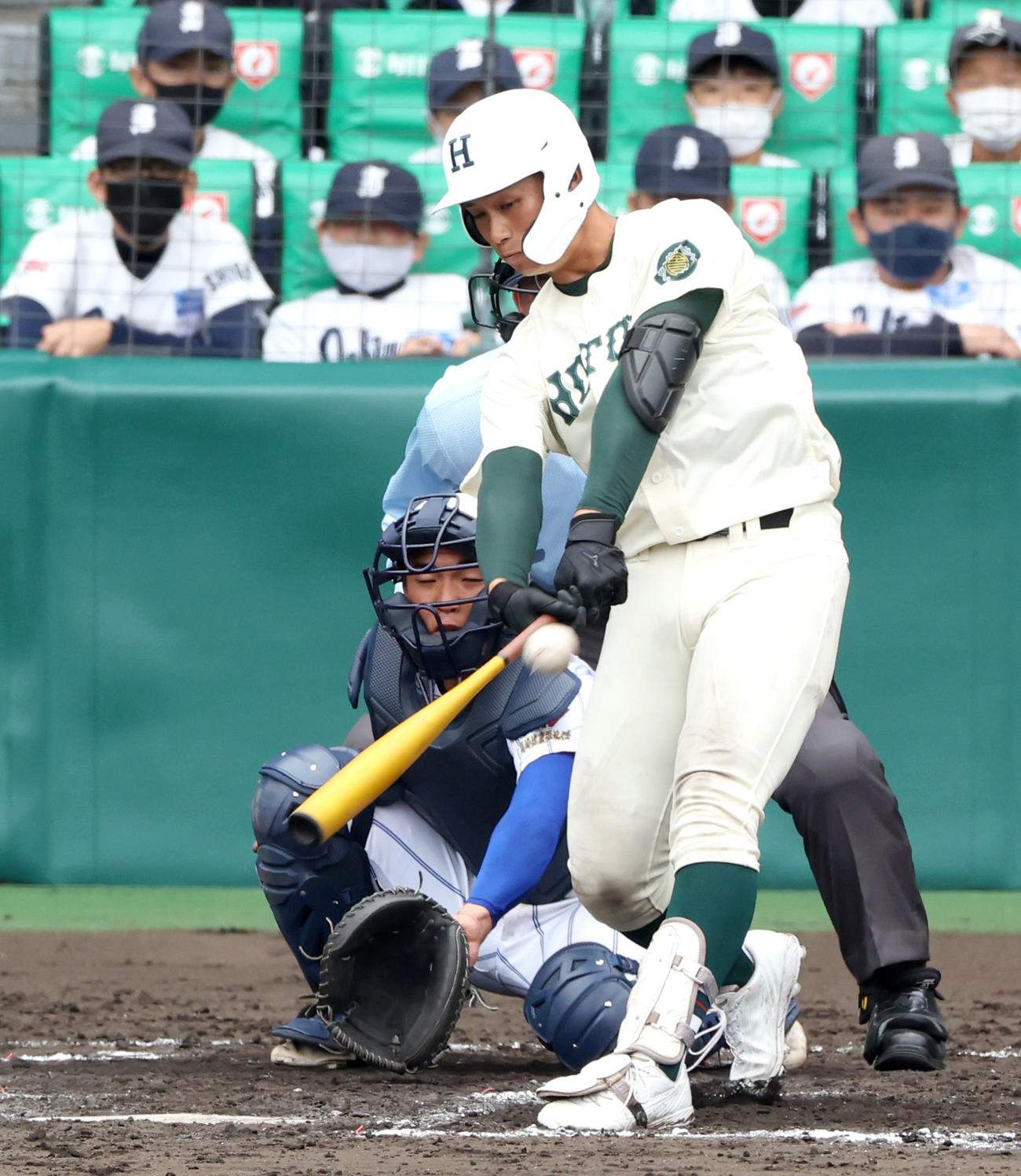 報徳学園対高崎健康福祉大高崎　8回表報徳学園2死三塁、石野は左越え2点本塁打を放つ（撮影・上山淳一）