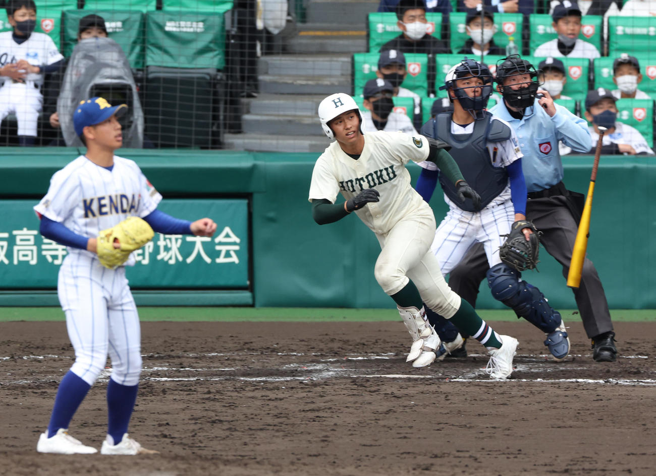 報徳学園対高崎健康福祉大高崎　8回表報徳学園2死三塁、石野は左越え2点本塁打を放つ（撮影・上山淳一）